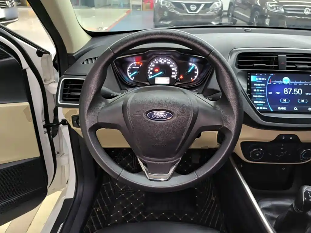 Ford Escort 2018 — фото 11
