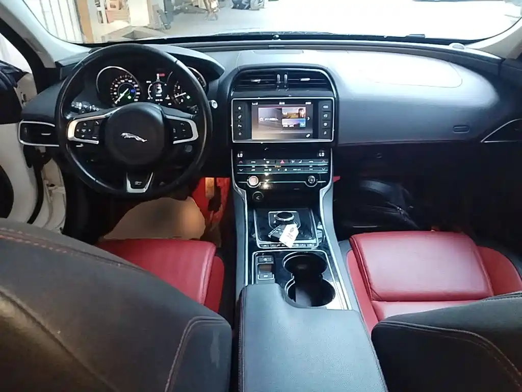 Jaguar XE 2017 — фото 10