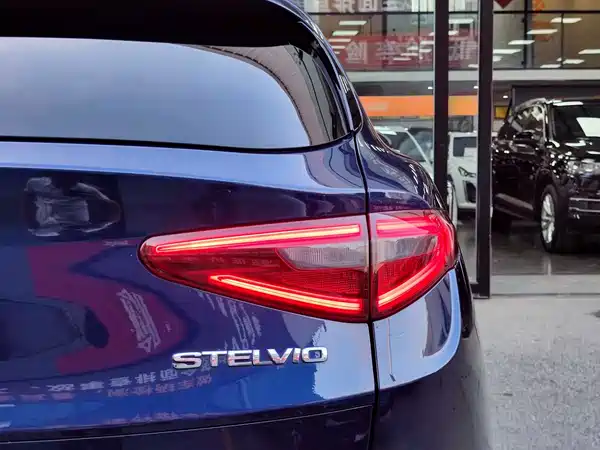 Alfa Romeo Stelvio 2017