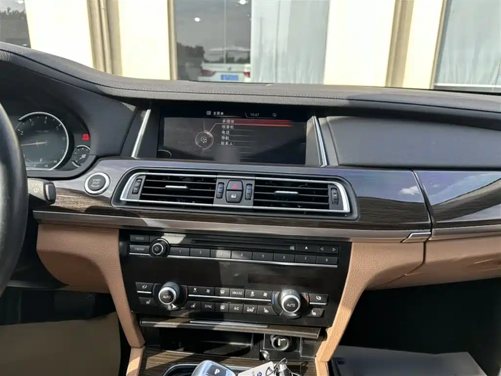 BMW 7 Series 2015 — фото 21