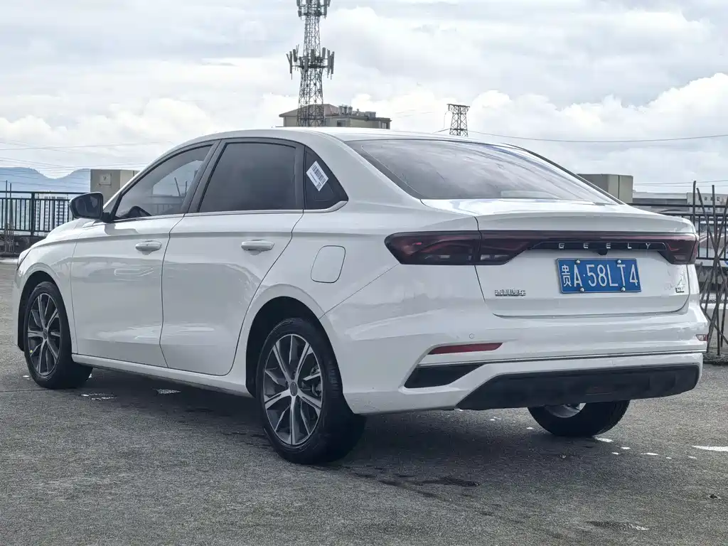 Geely Emgrand 2022