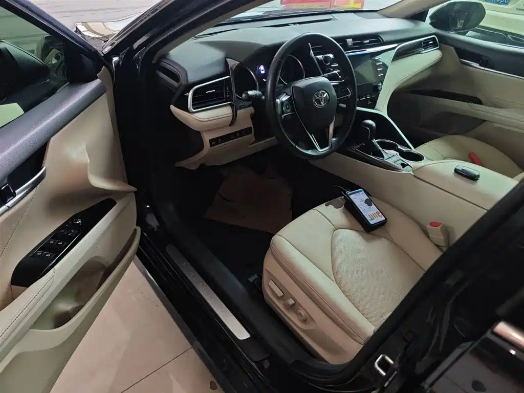 Toyota Camry 2018 — фото 16