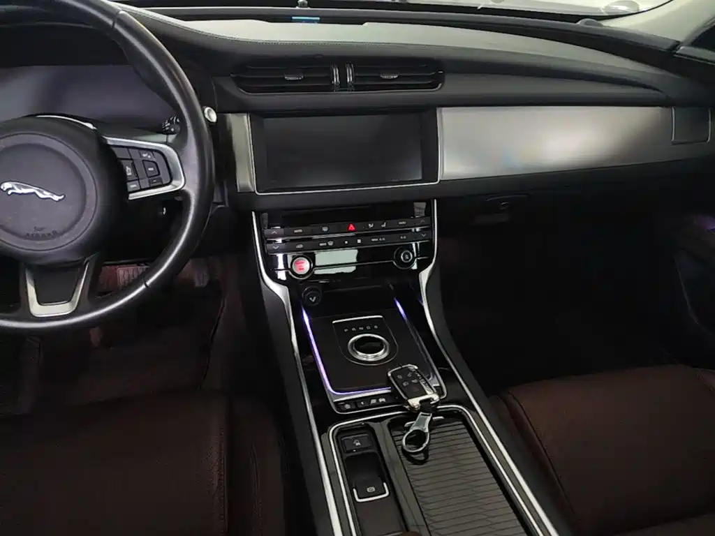 Jaguar XFL 2020 — фото 13
