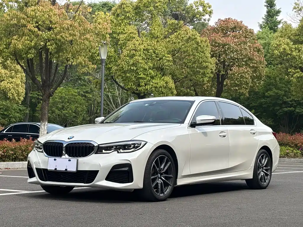 BMW 3 Series 2022 — фото 1