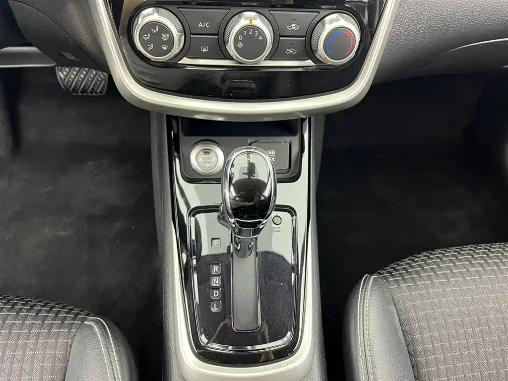 Nissan Tiida 2018 — фото 12