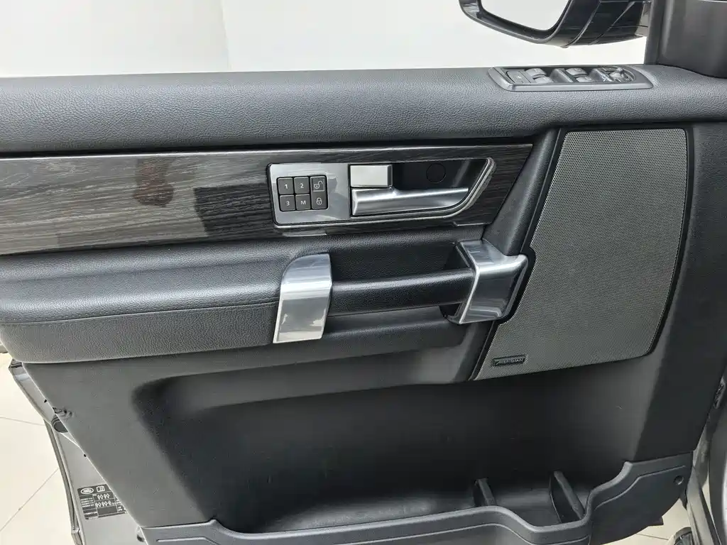 Land Rover Discovery 2017 — фото 13