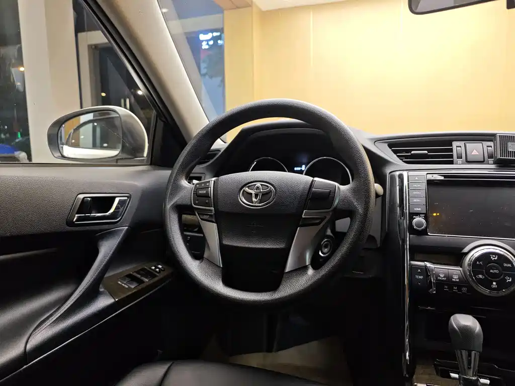 Toyota Reiz 2015 — фото 15