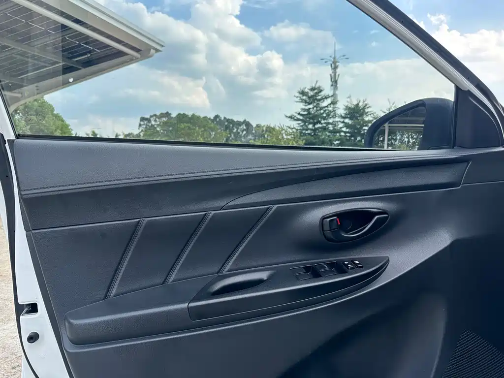 Toyota Yaris L 2020 — фото 9