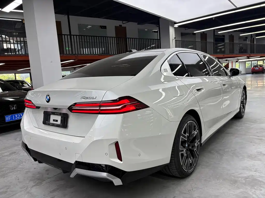 BMW 5 Series 2024 — фото 19
