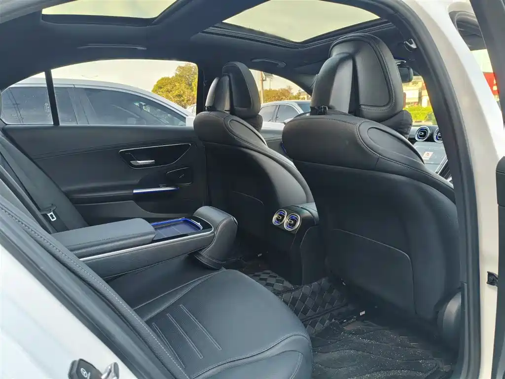 Mercedes-Benz C-Class 2023 — фото 15