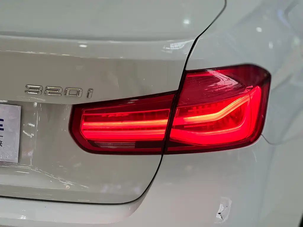 BMW 3 Series 2019 — фото 14