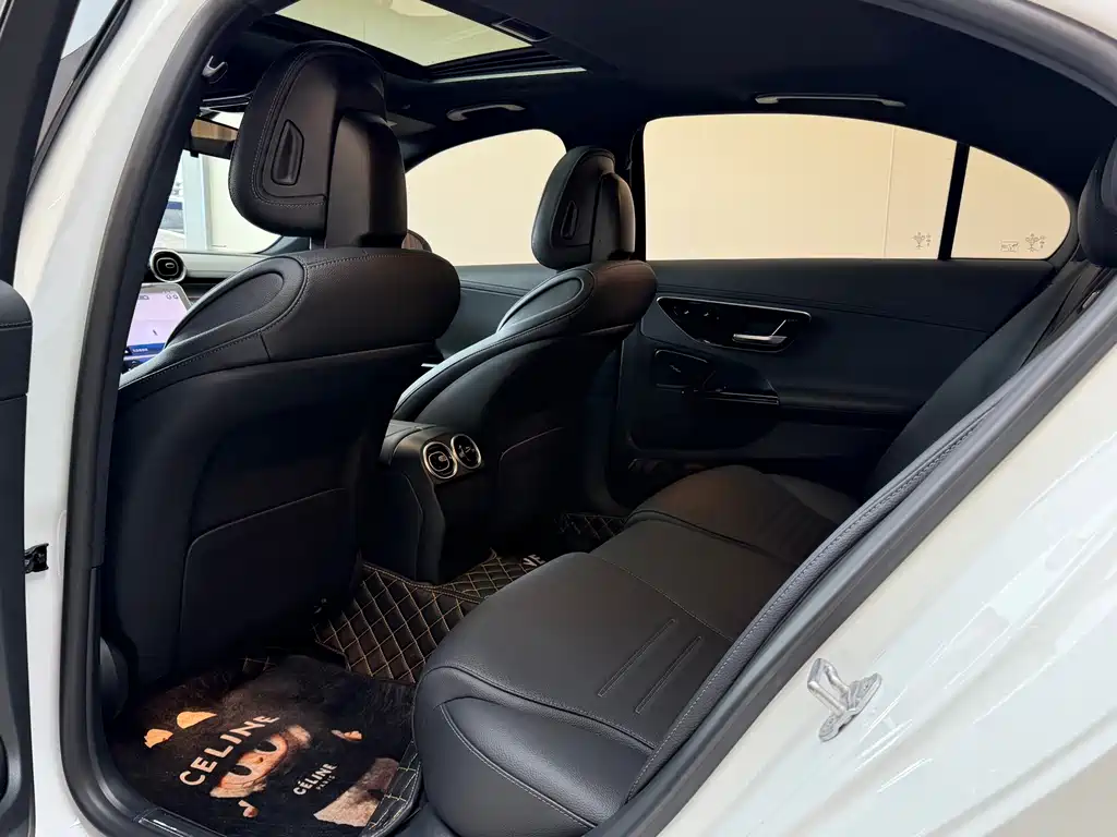 Mercedes-Benz C-Class 2023 — фото 12