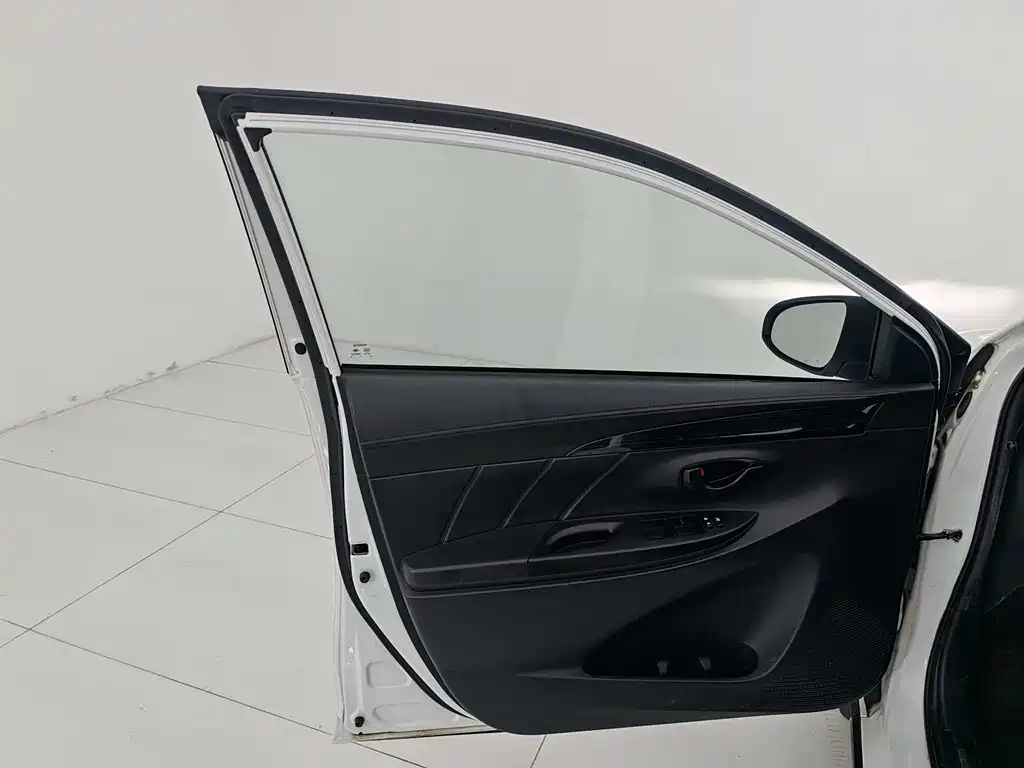 Toyota Yaris L 2020 — фото 10