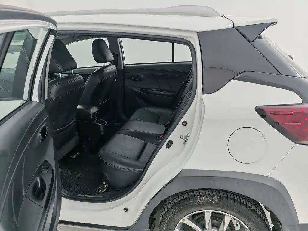Toyota Yaris L 2020 — фото 12