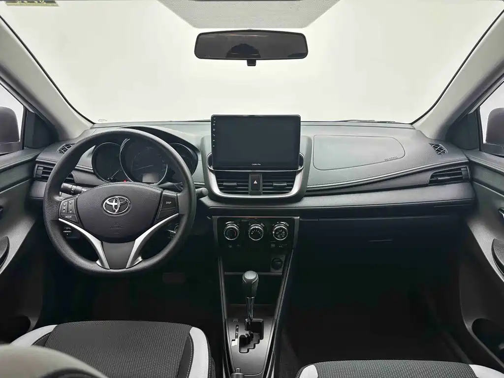 Toyota Yaris L 2022 — фото 13