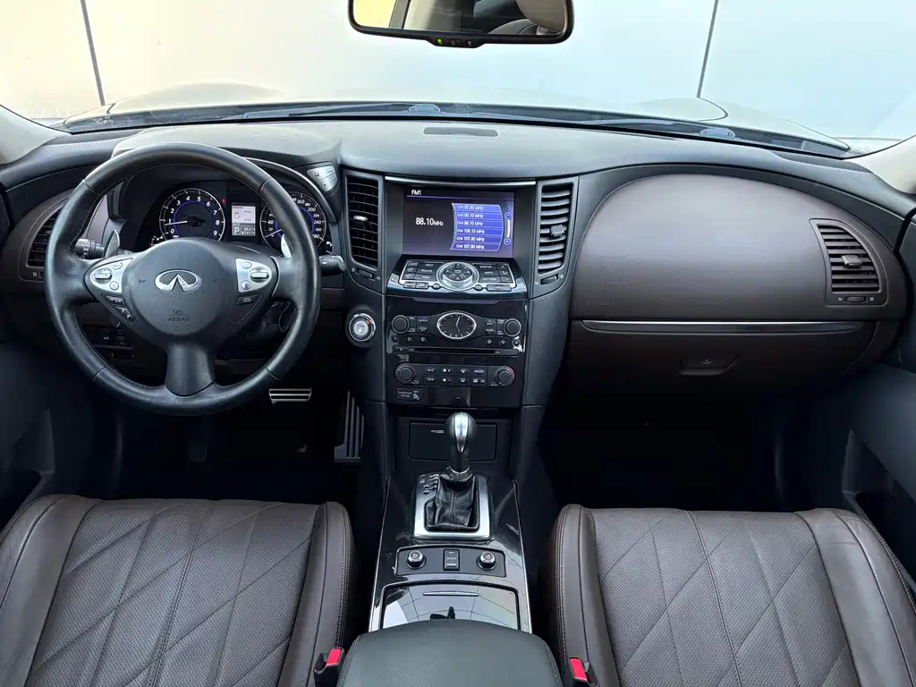 Infiniti QX70 2015 — фото 10