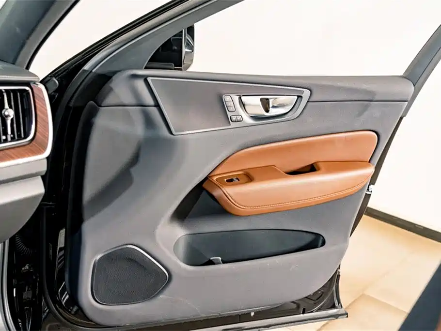 Volvo XC60 2025 — фото 14