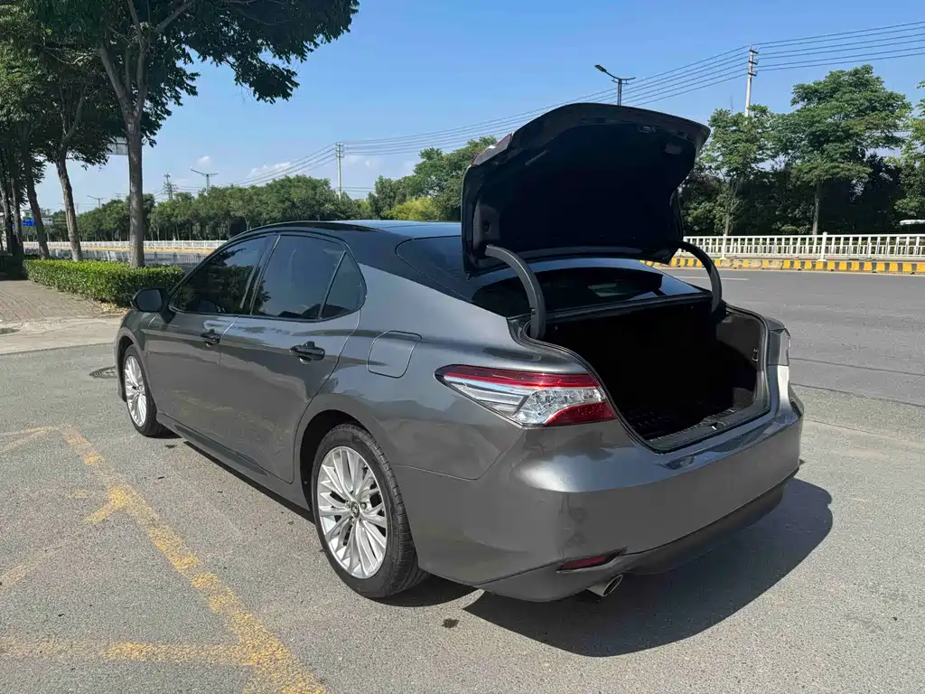 Toyota Camry 2018 — фото 14