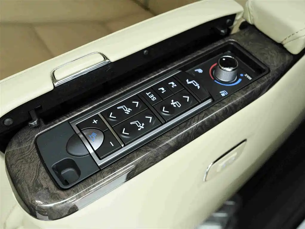 Toyota Alphard 2022 — фото 18