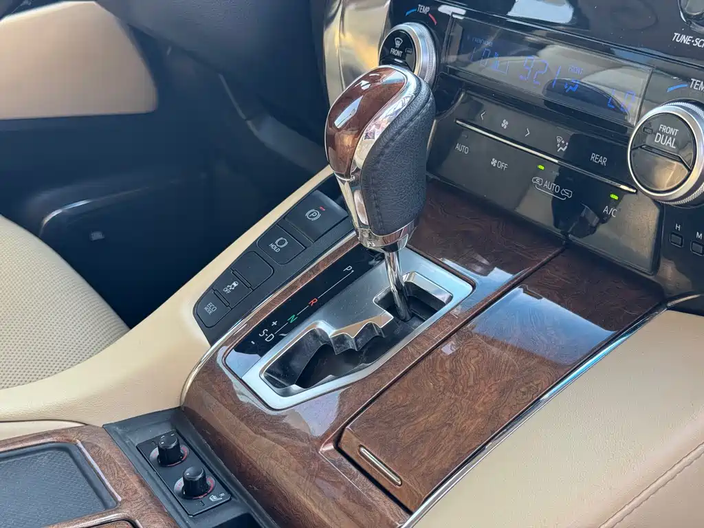 Toyota Alphard 2017 — фото 13
