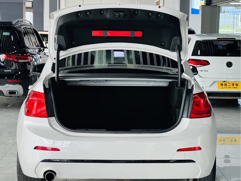 BMW 1 Series 2018 — фото 19
