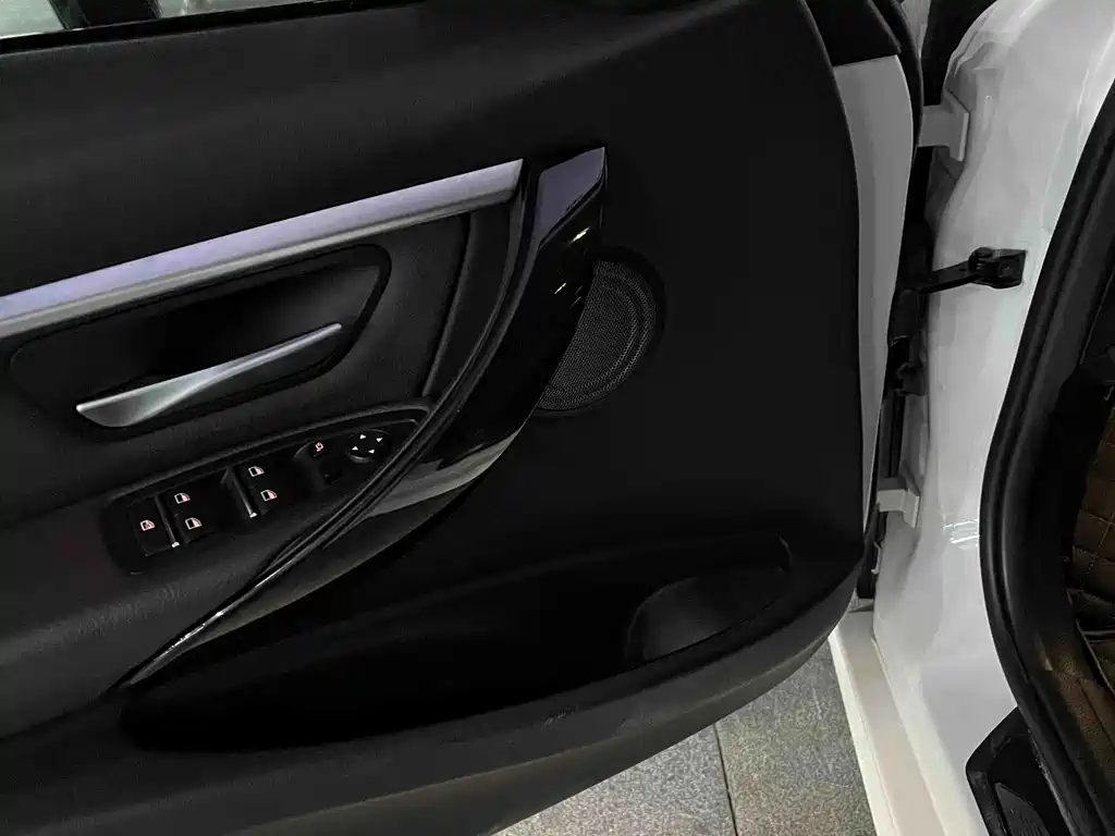 BMW 3 Series 2018 — фото 11