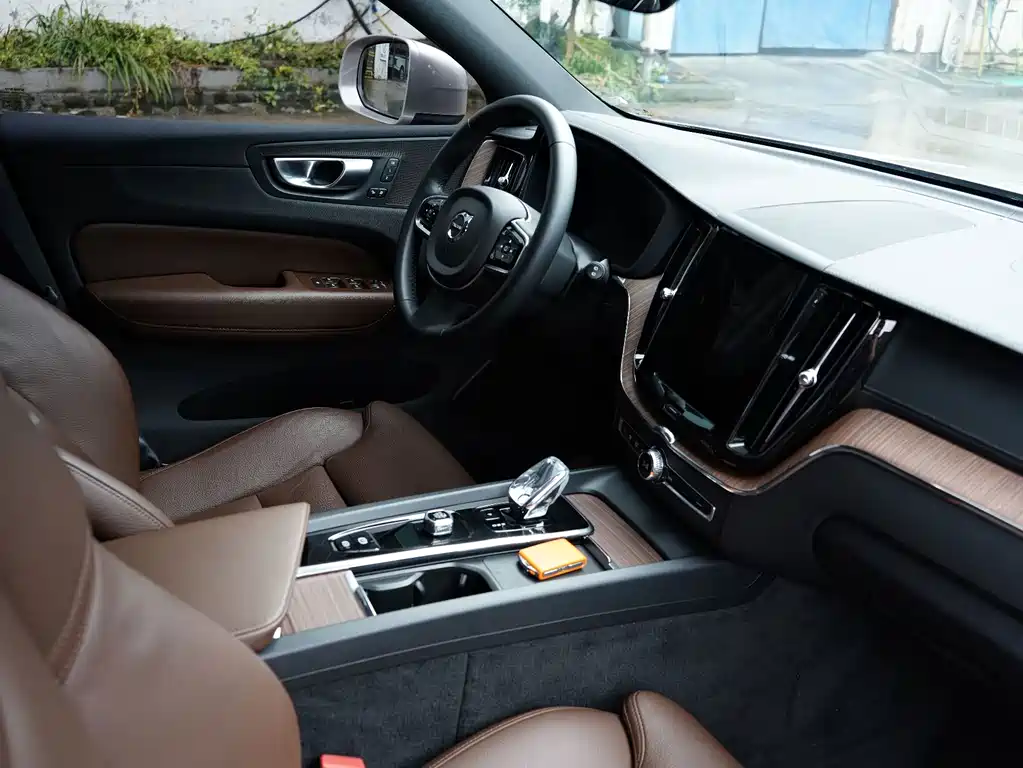 Volvo XC60 2023 — фото 12