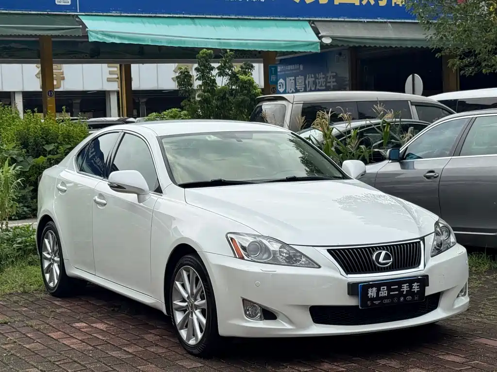 Lexus IS 2010