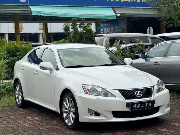 Lexus IS 2010