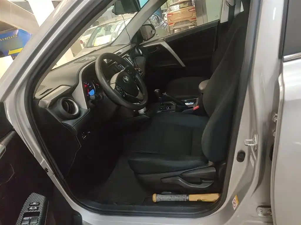 Toyota RAV4 2015 — фото 15