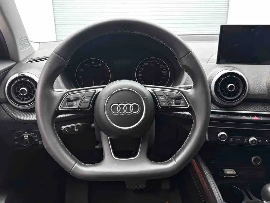 Audi Q2L 2022 — фото 15