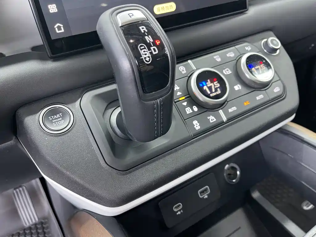 Land Rover Defender 2021 — фото 11