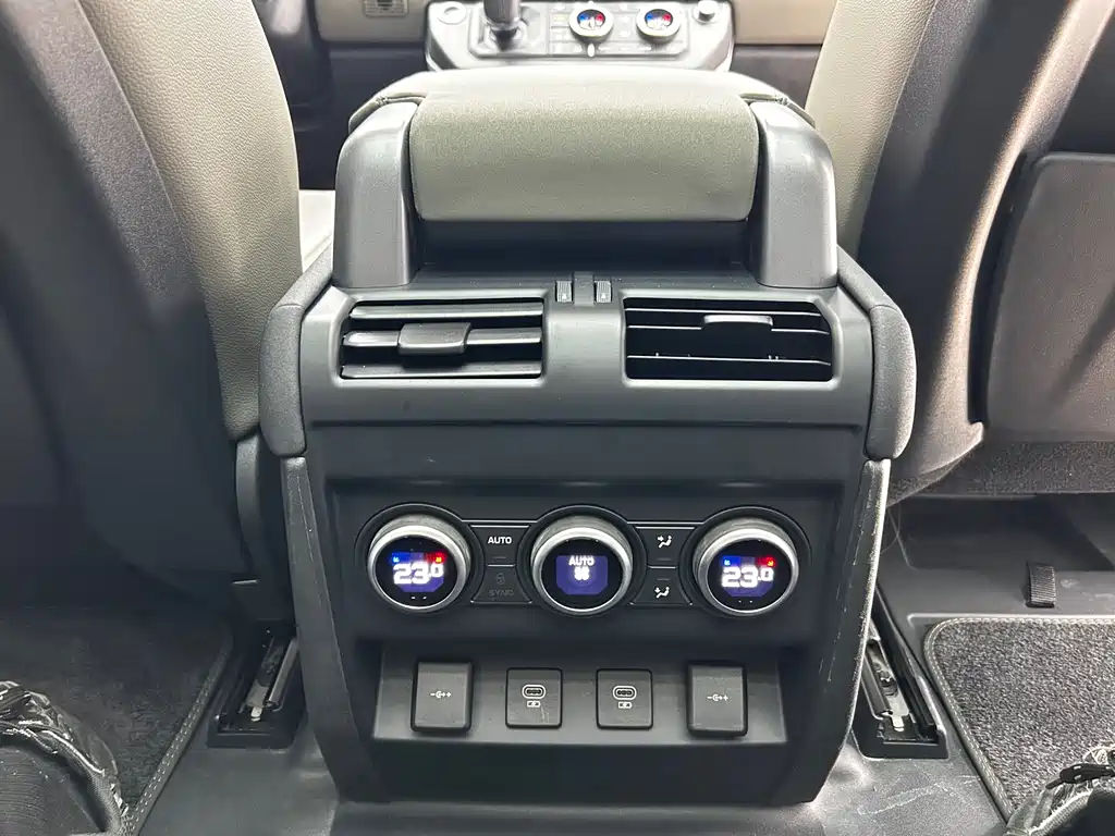 Land Rover Defender 2021 — фото 19