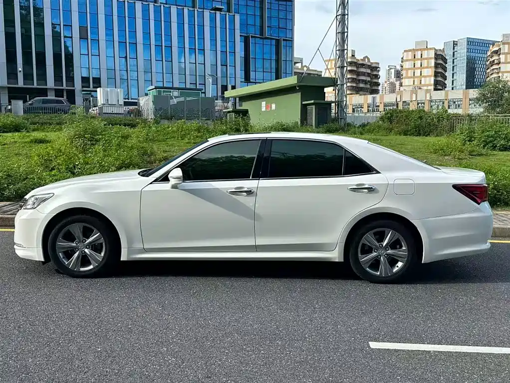 Toyota Crown 2017 — фото 16