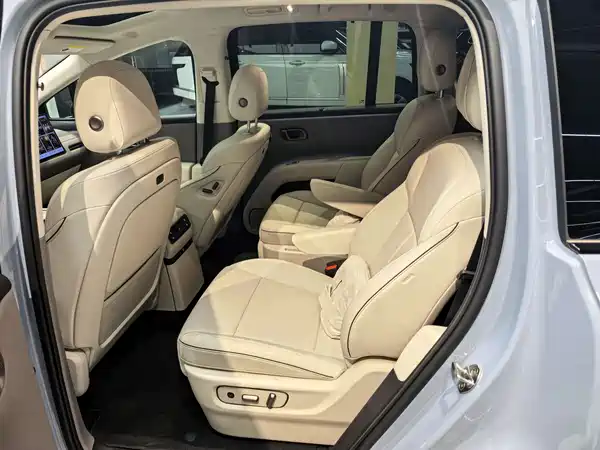 Li Auto i8 2025