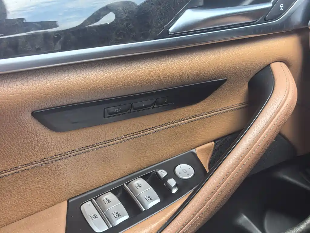 BMW 5 Series 2018 — фото 14