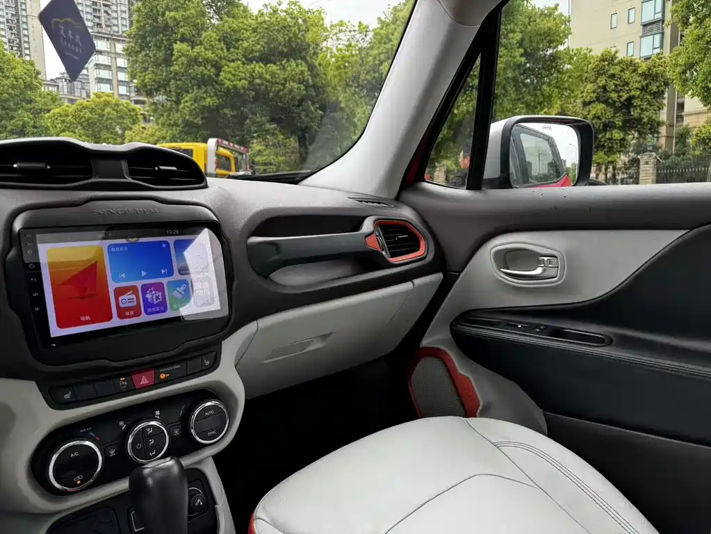 Jeep Renegade 2016 — фото 17
