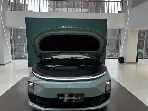 Li Auto L6 2025