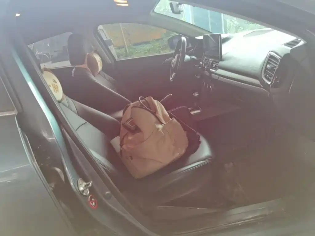 Mazda 3 Axela 2015 — фото 25