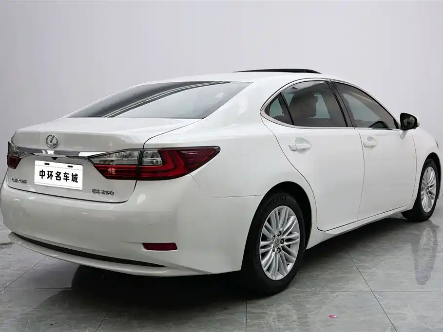 Lexus ES 2017 — фото 19