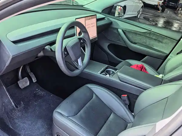 Tesla Model Y 2025