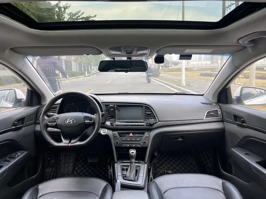 Hyundai Elantra 2019 — фото 8