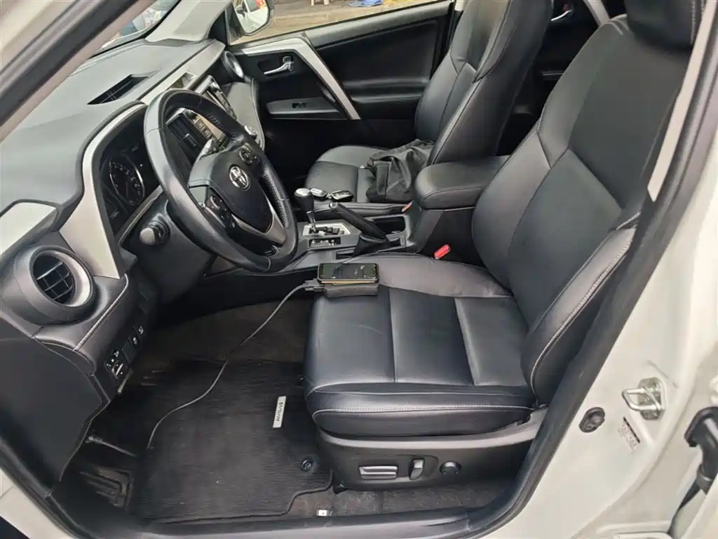 Toyota RAV4 2019 — фото 15