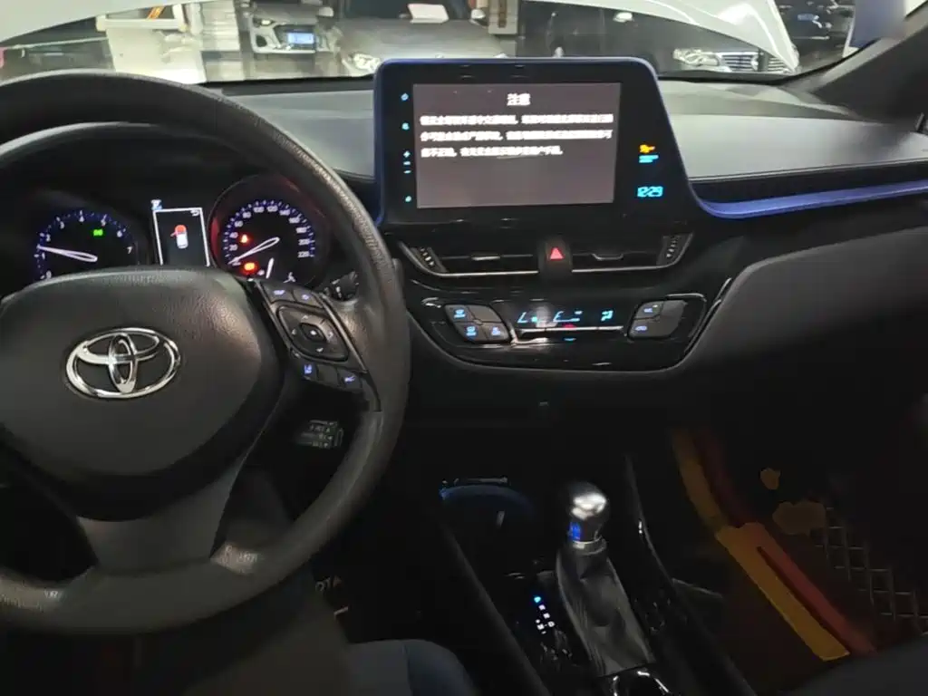 Toyota C-HR 2019 — фото 10