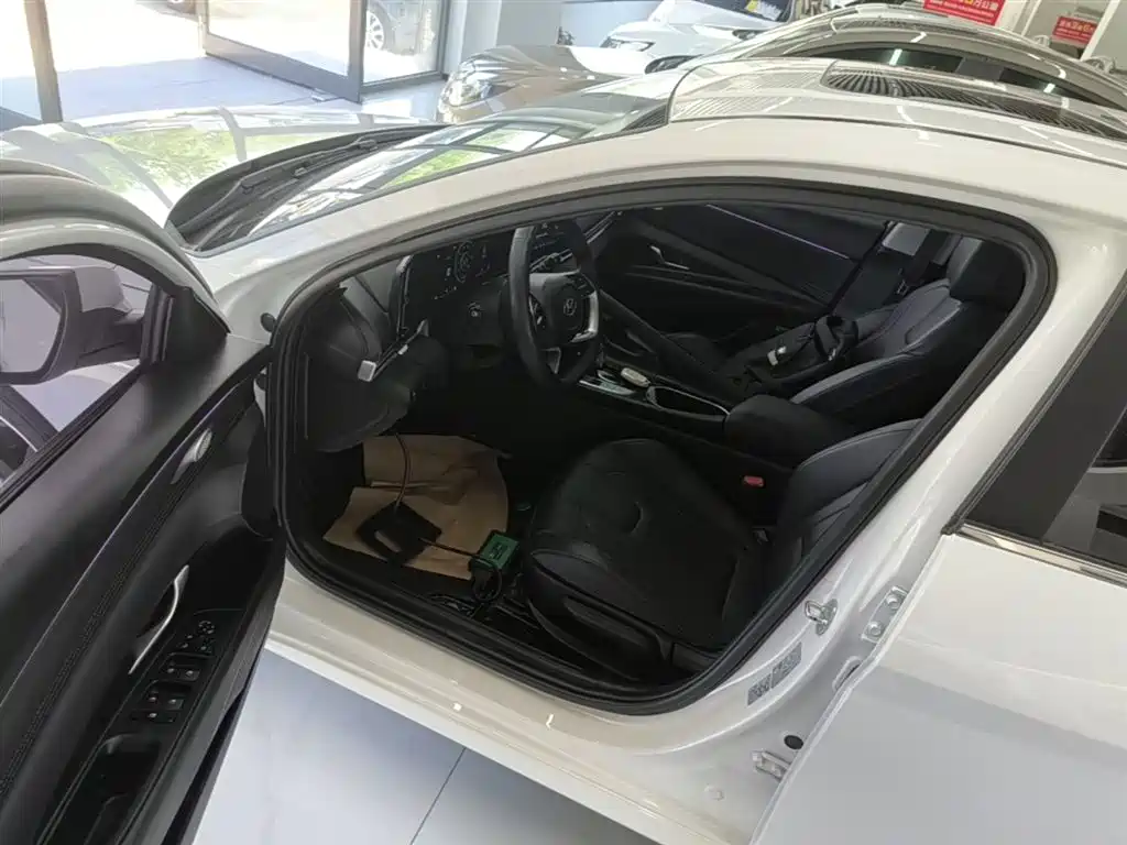 Hyundai Elantra 2023 — фото 16