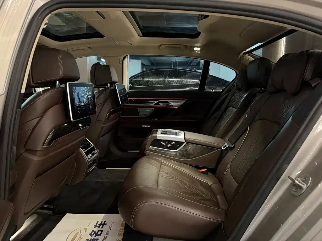 BMW 7 Series 2018 — фото 28