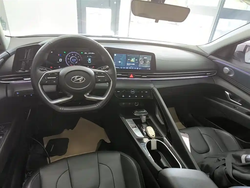 Hyundai Elantra 2023 — фото 10