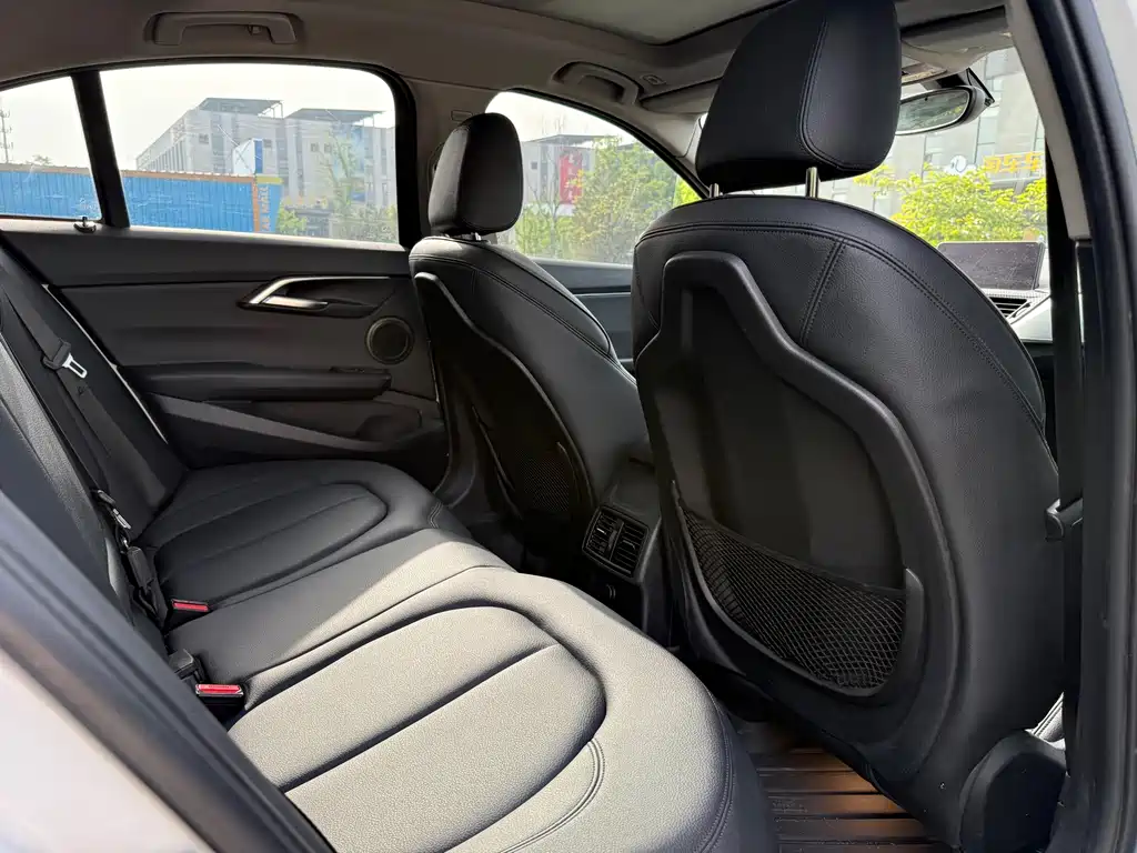 BMW 1 Series 2018 — фото 11
