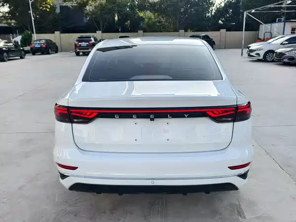 Geely Emgrand 2022
