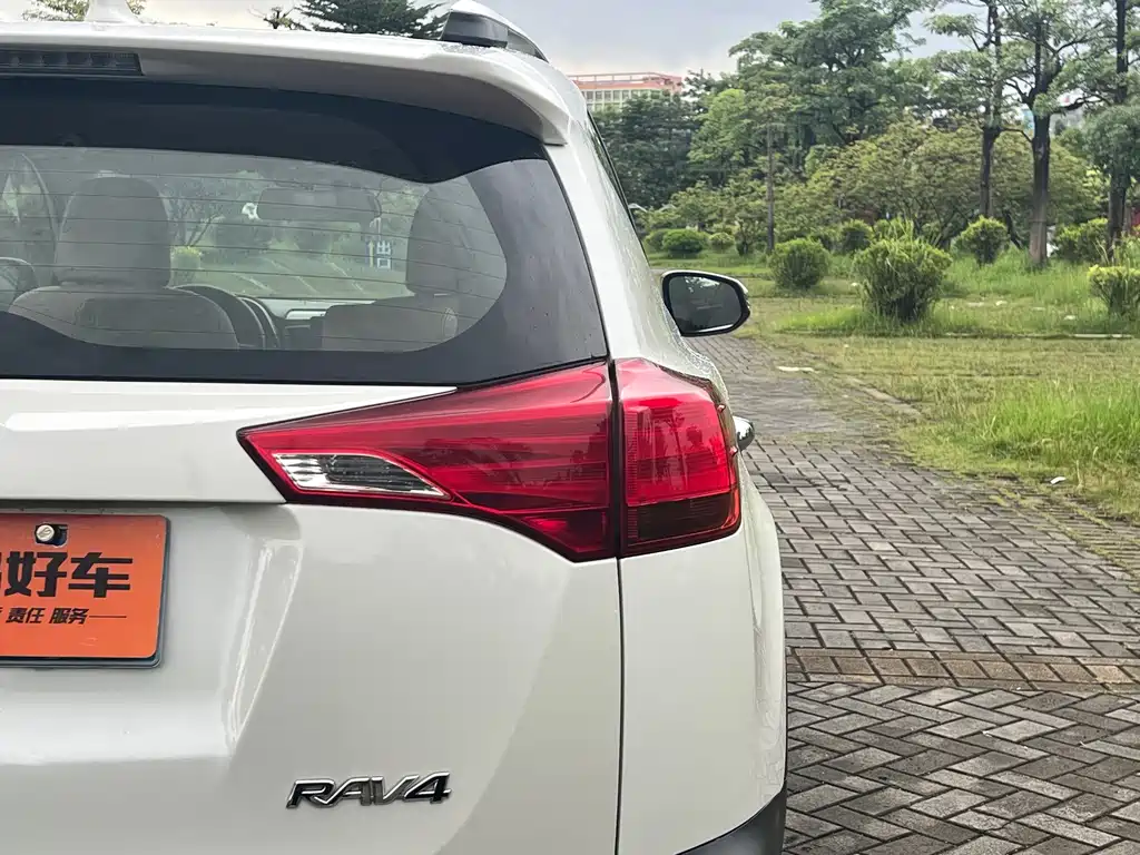 Toyota RAV4 2015 — фото 18